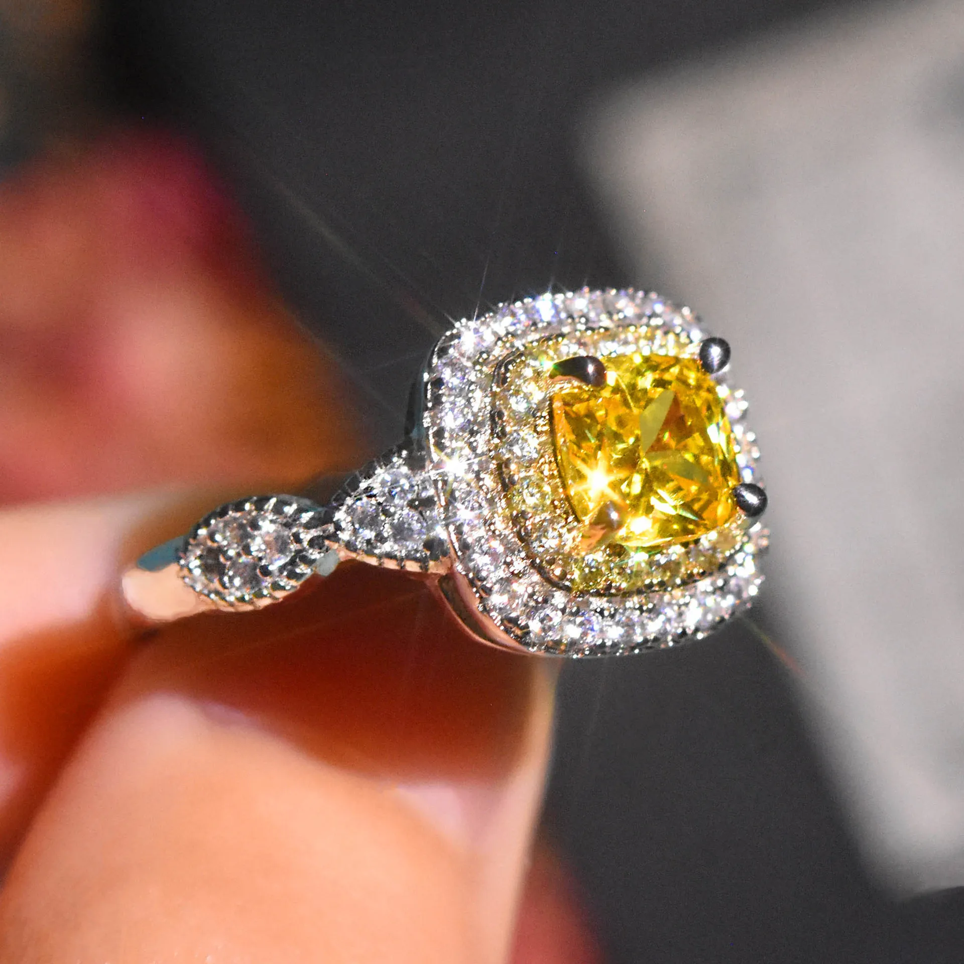Обручальное кольцо с желтым цирконием открытое женское цвета белого золота
