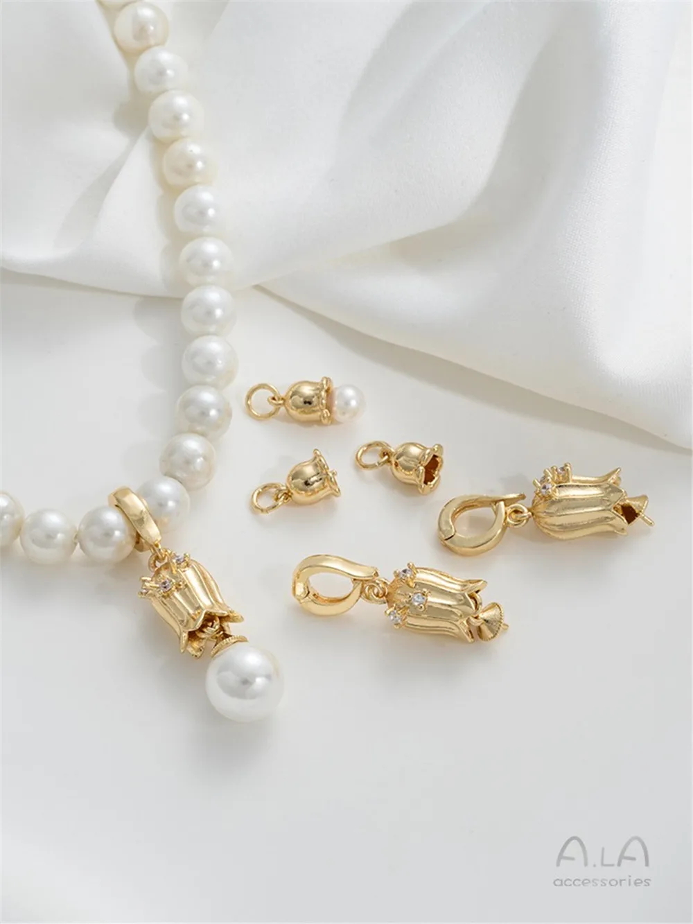 Универсальная пряжка с подвеской-бусиной в виде цветка лилии под золото 14 к