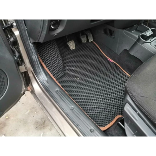 Комплект EVA ковриков Granta ll универсал с 2018 3D лапой черный ромб оранжевый кант |