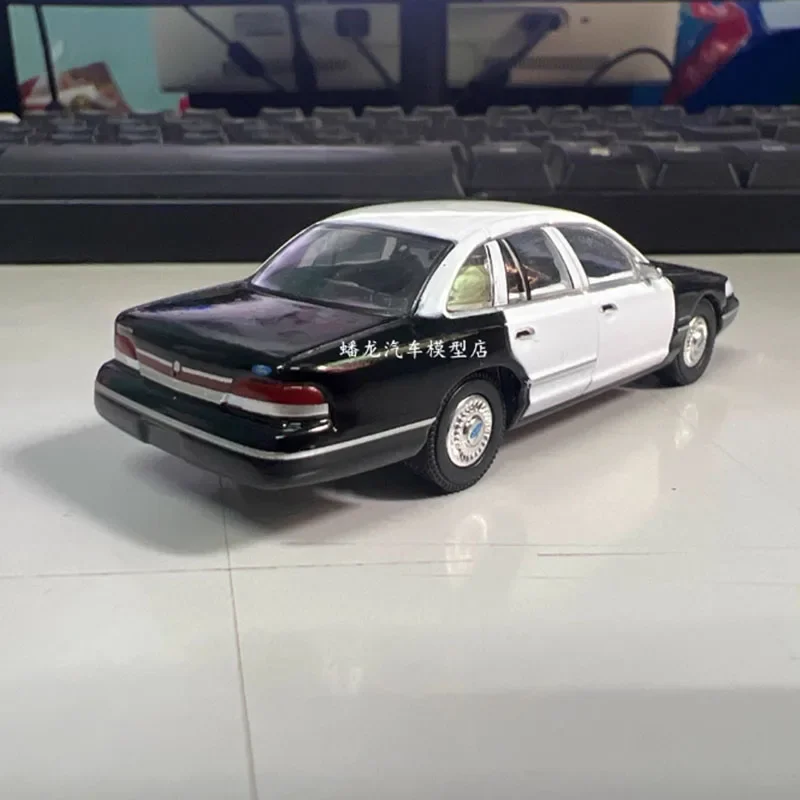 Модель автомобиля HYINUO Ford Crown Victoria Police 1:64