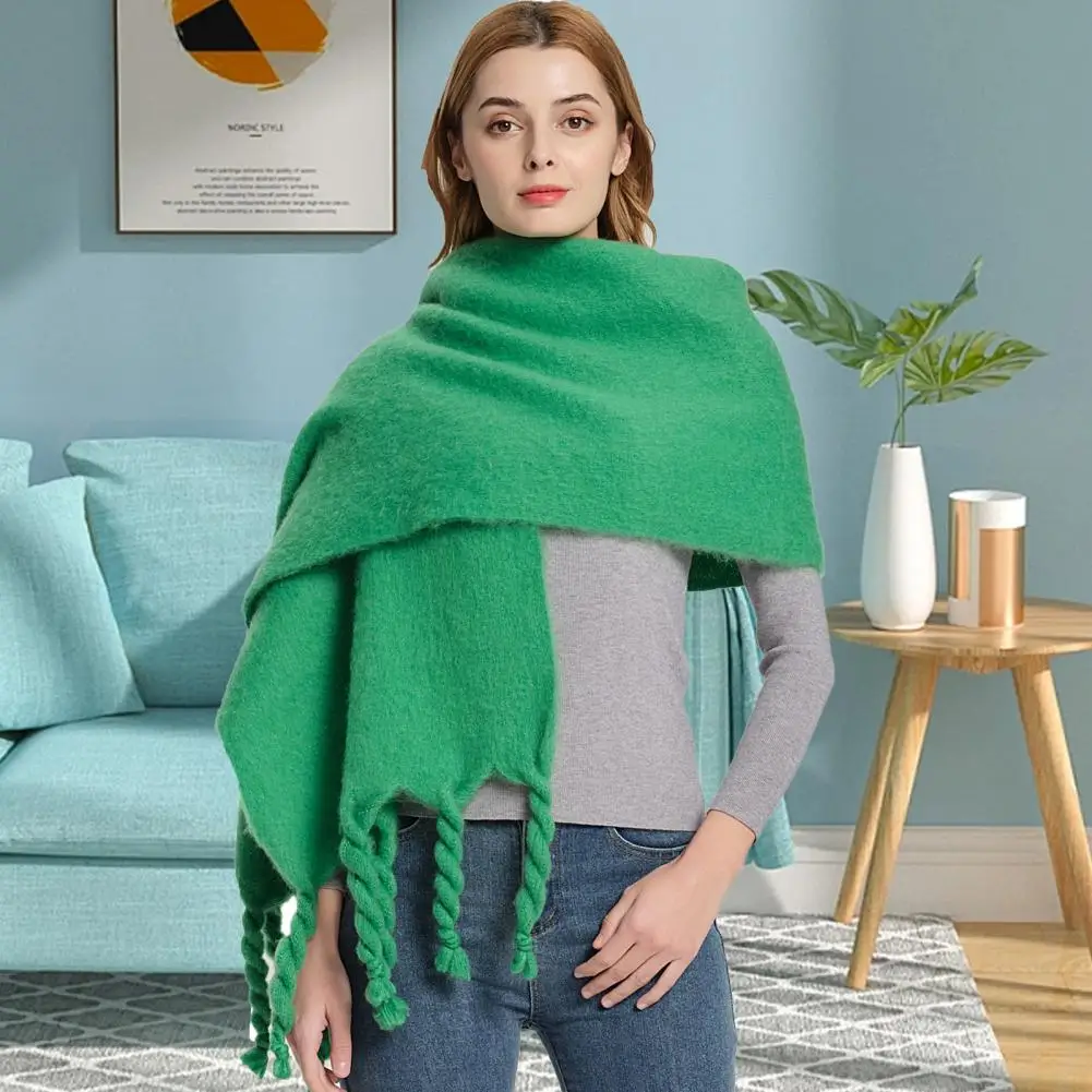 Женский зимний шарф толстый теплый с кисточками универсальная однотонная