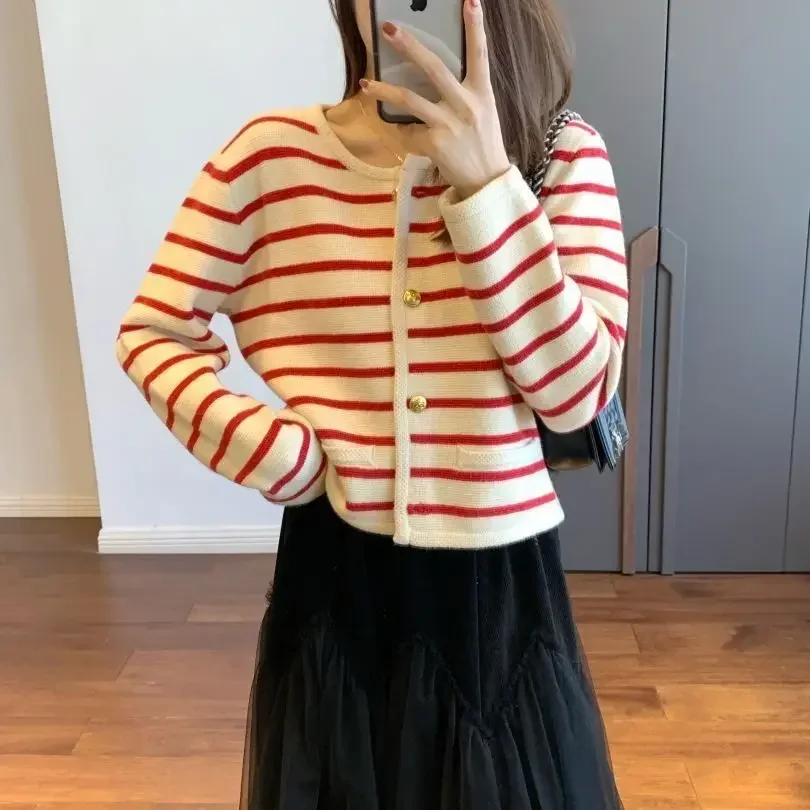 

Korean Fashion INS Sweater Cardigan White Black Striped Knitted Sweater Women 2023 Winter Short Cardigan Long Sleeve Versatile