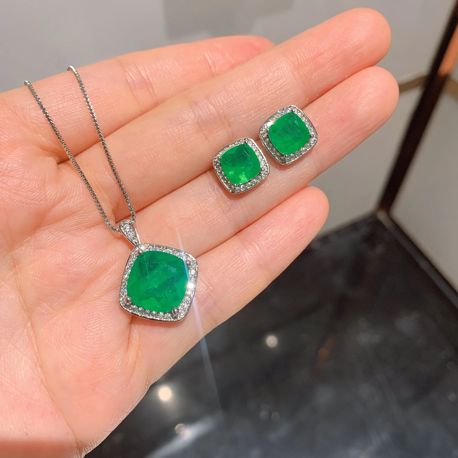 

Simple Fashion Emerald High Carbon Diamond Quadrilateral Pendant Necklace Earring Set Women Chain Jewelry Wedding Anniversary