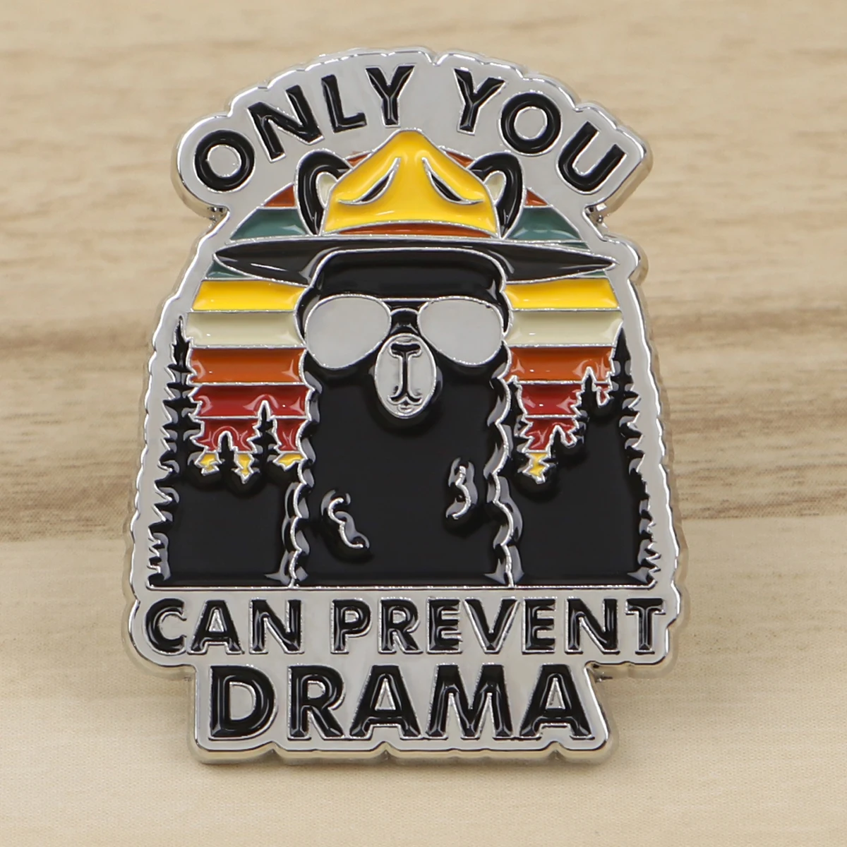 Женская эмалированная брошь-лама в виде альпаки