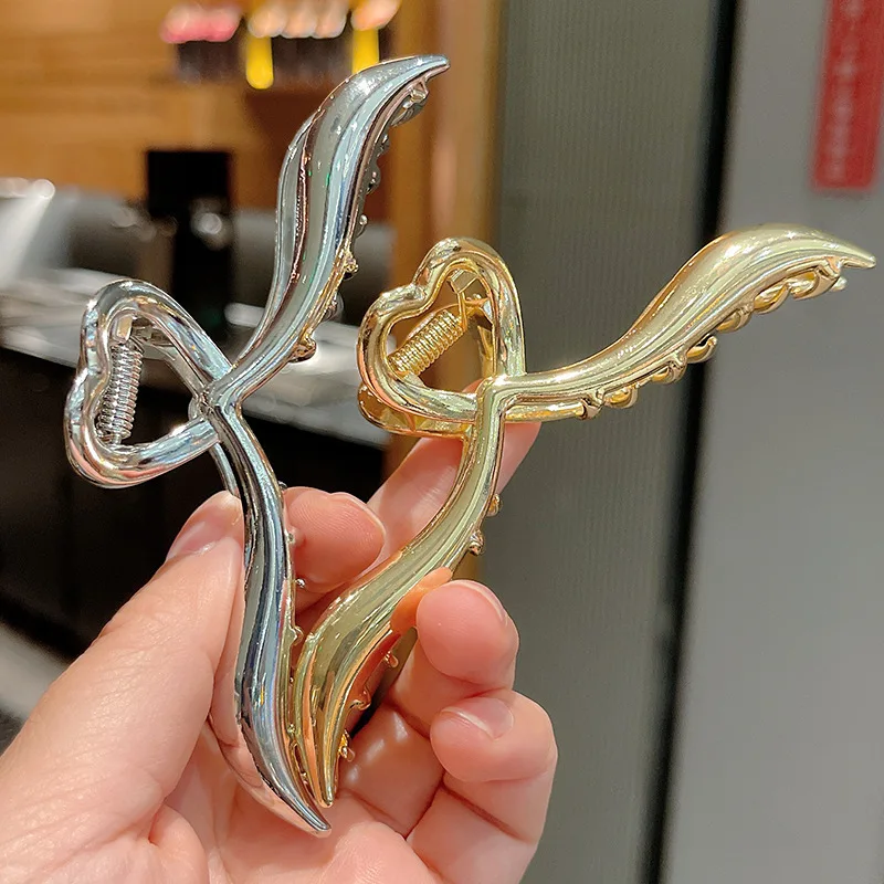 

Charm Trendy Metal Love Heart Hair Claws Clips for Women Summer Fashion New Silver Golden Hairpin Headwear Hair Accessories Gift