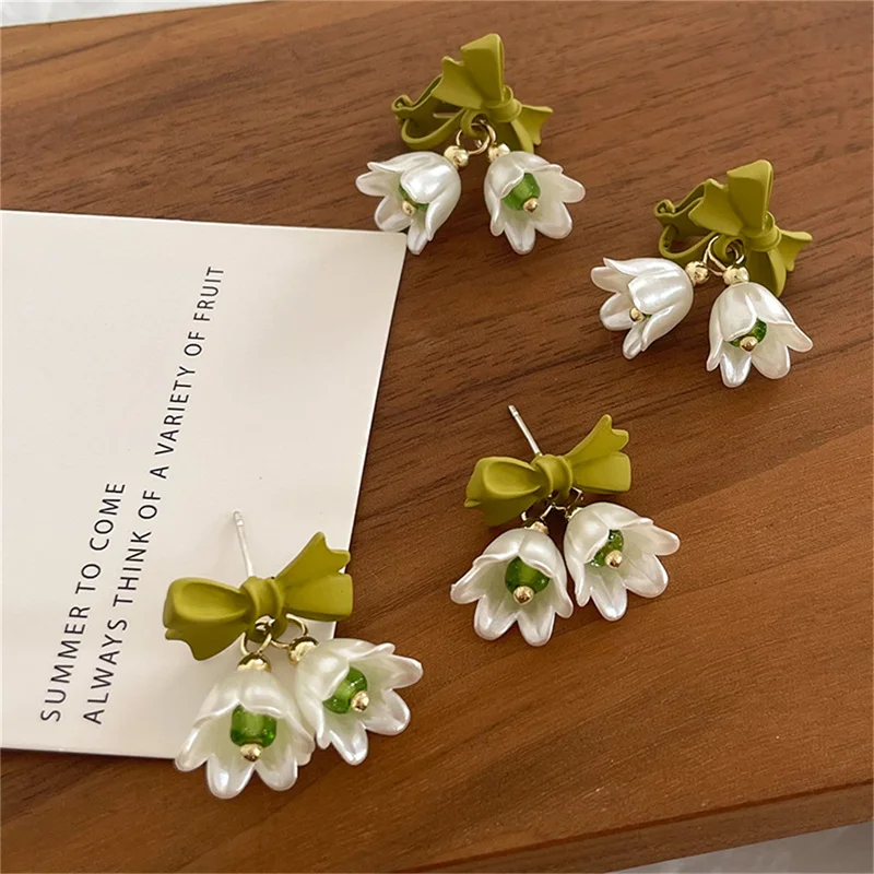 

French Gentle Retro White Tulip Earrings Female Spring Green Leaves Lily of The Orchid Asymmetric Earrings