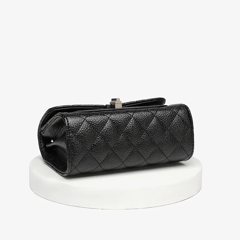 Рисунок 4 - Однотонная черная стеганая кожа