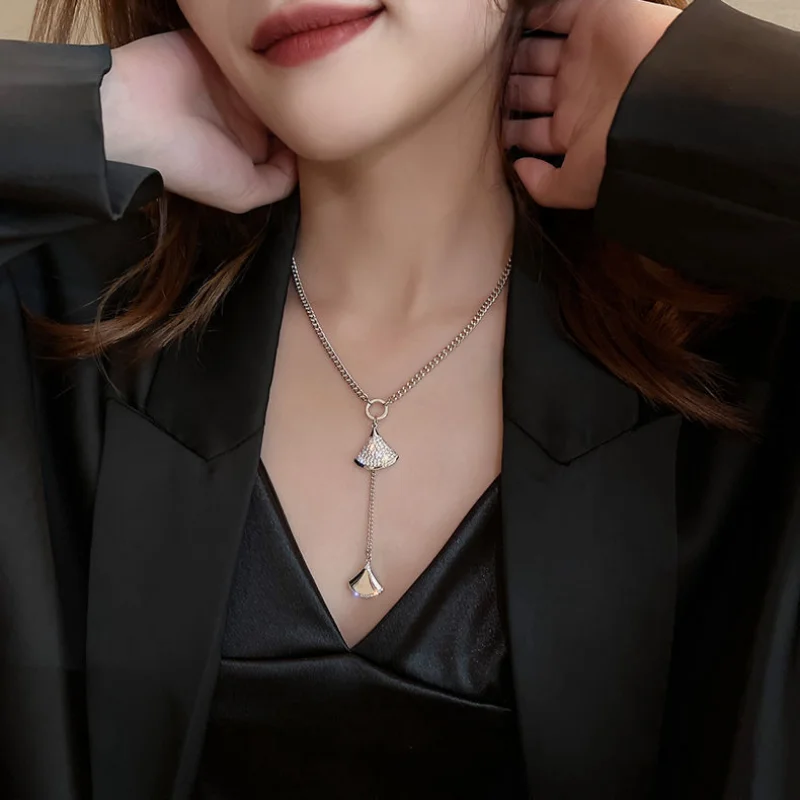 Draweye Sweaters Chains Fanshaped Metal Necklaces for Women Ins Chokers Luxury Cool Jewelry Vintage Fashion Pendant Necklace
