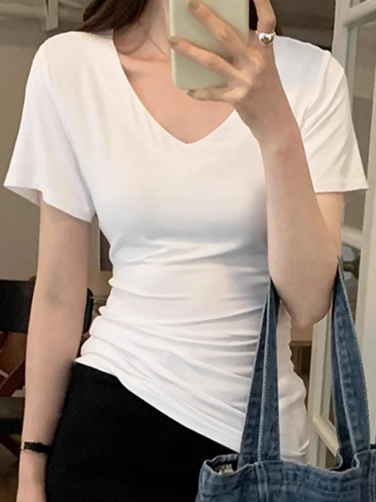 Белая облегающая простая футболка с v-образным вырезом и коротким рукавом