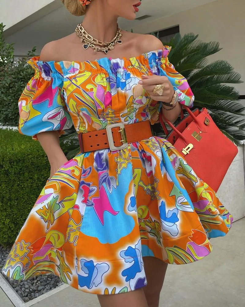 

Женское мини-платье с открытыми плечами, воланом и поясом