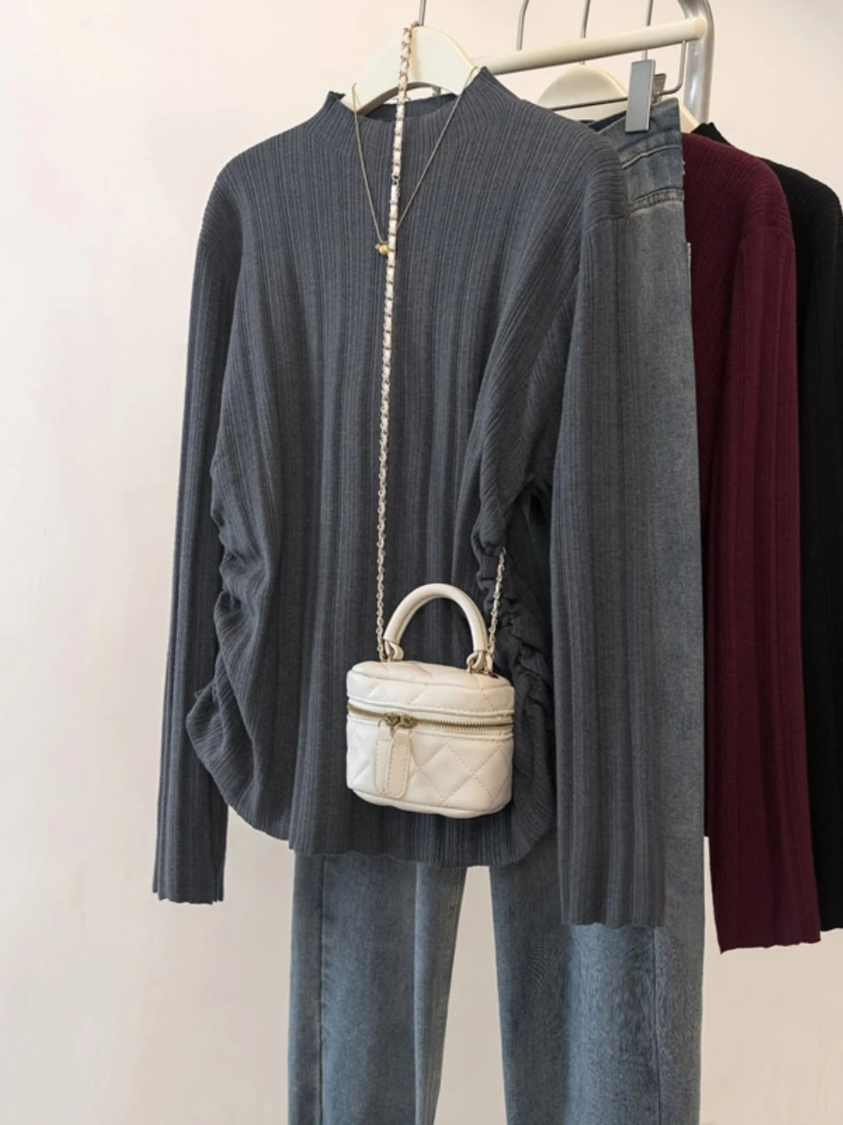 Фиолетовый вязаный свитер с полувысоким воротником и длинными рукавами женский