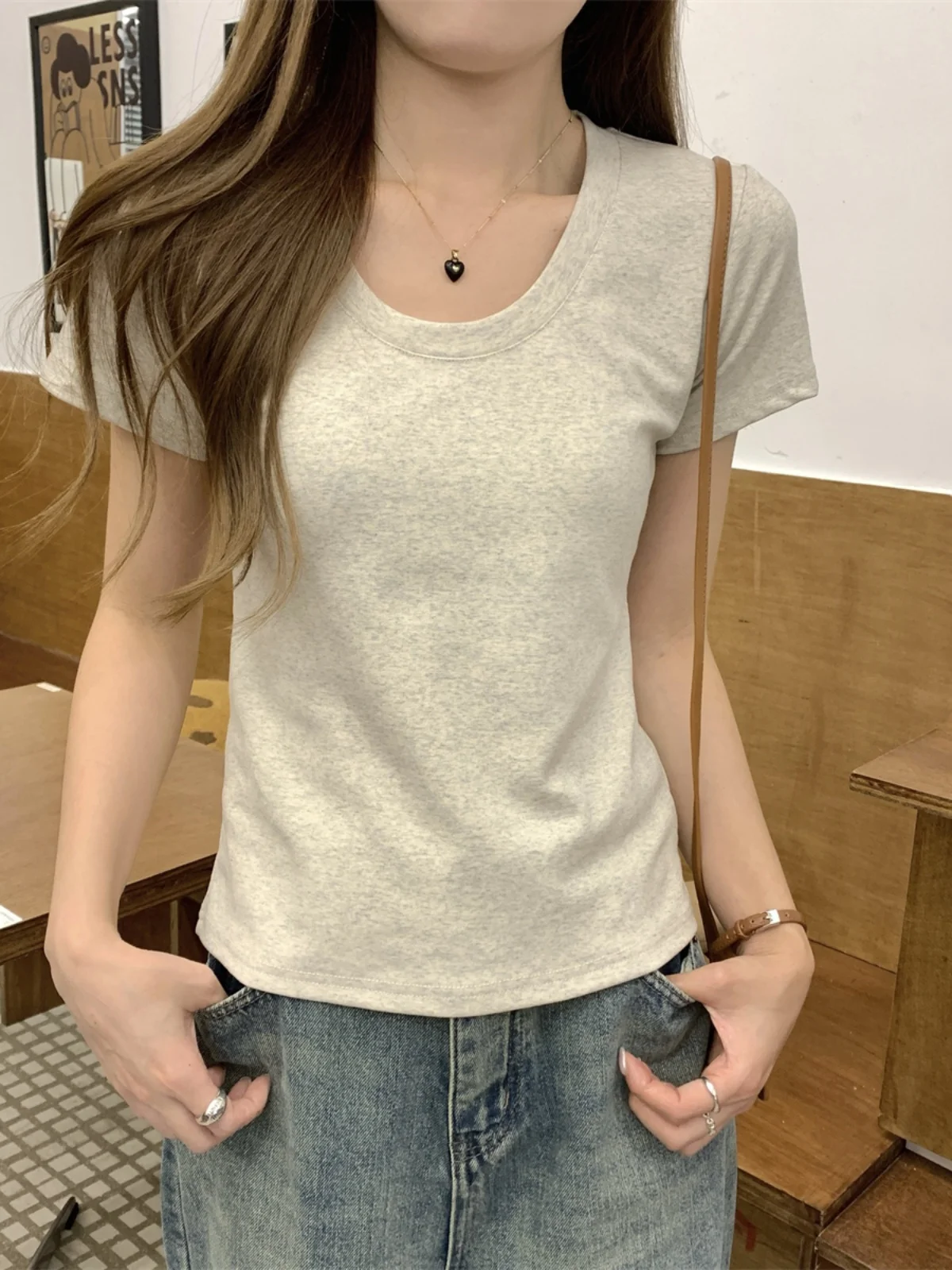 Женская летняя футболка с открытыми плечами и коротким рукавом U-образным