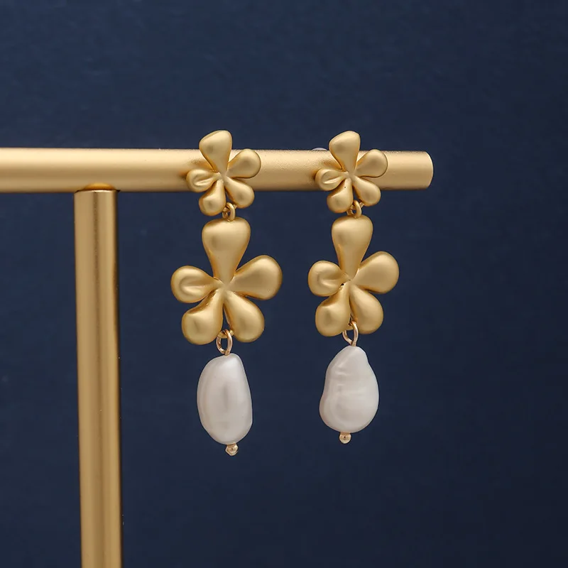 

Vintage Metal Flower Pearl Silver Stud Earrings High Quality Temperament Baroque Ladies Jewelry Gifts