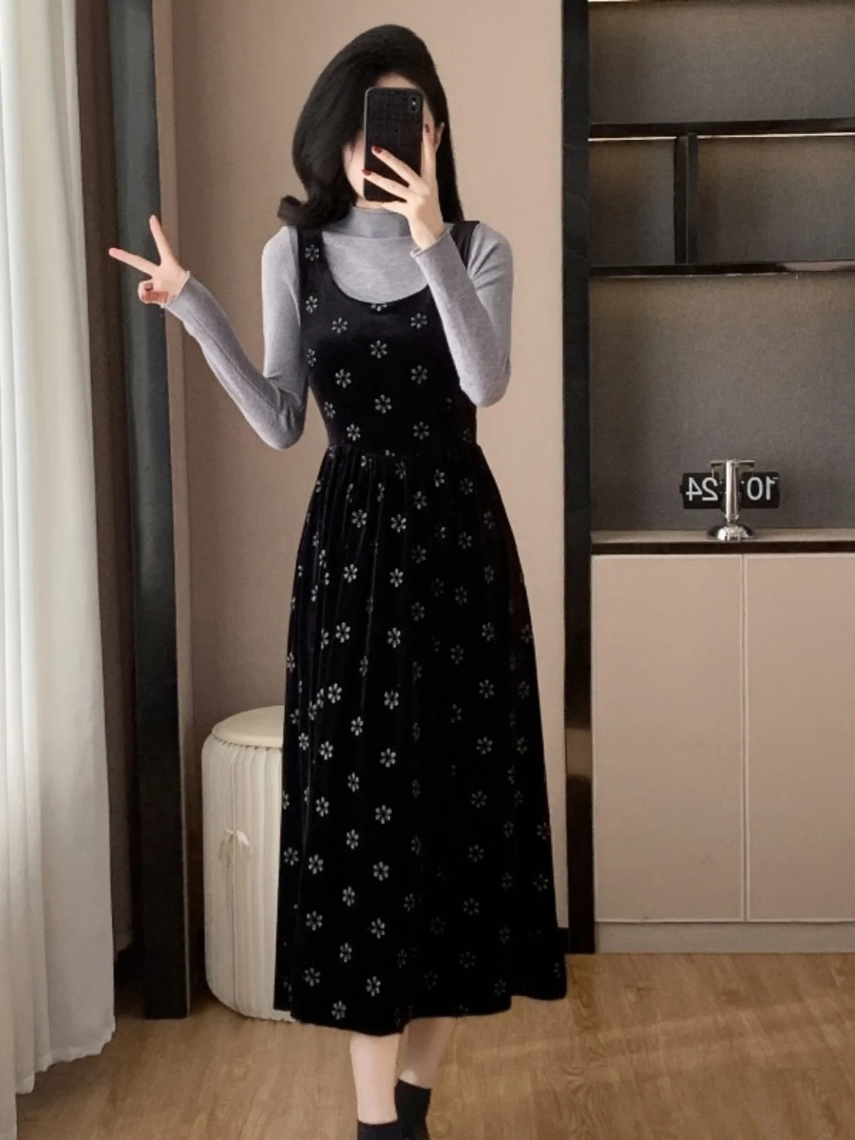 Новинка 2024 бархатное платье на бретельках с французской вышивкой облегающая