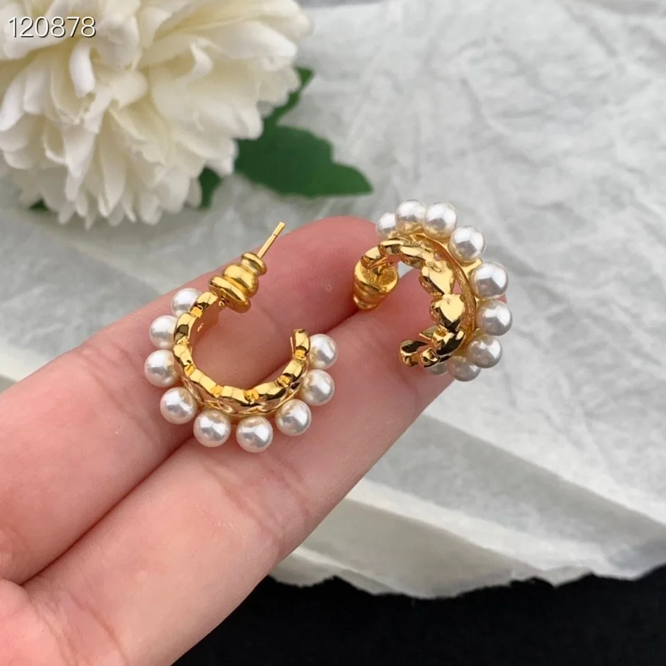 

European and American popular pearl earrings