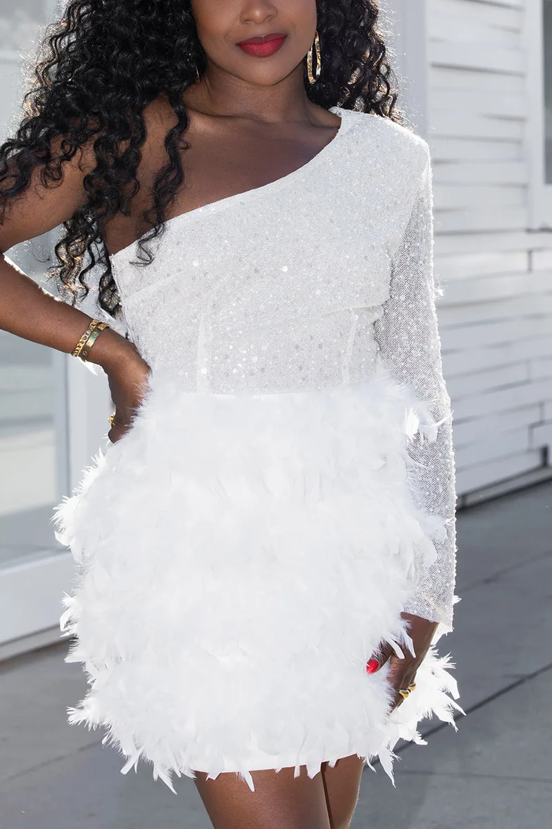 Женское белое полуофициальное мини-платье на одно плечо с оборками и перьями