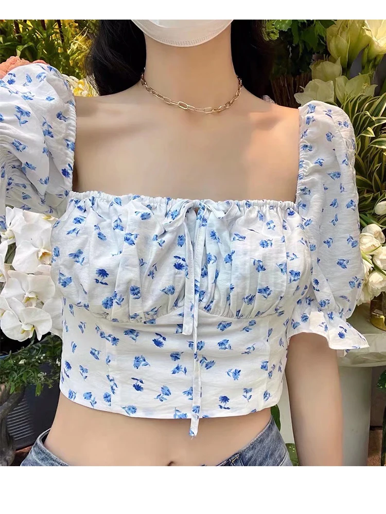 

Женский короткий топ с квадратным вырезом и цветочным принтом