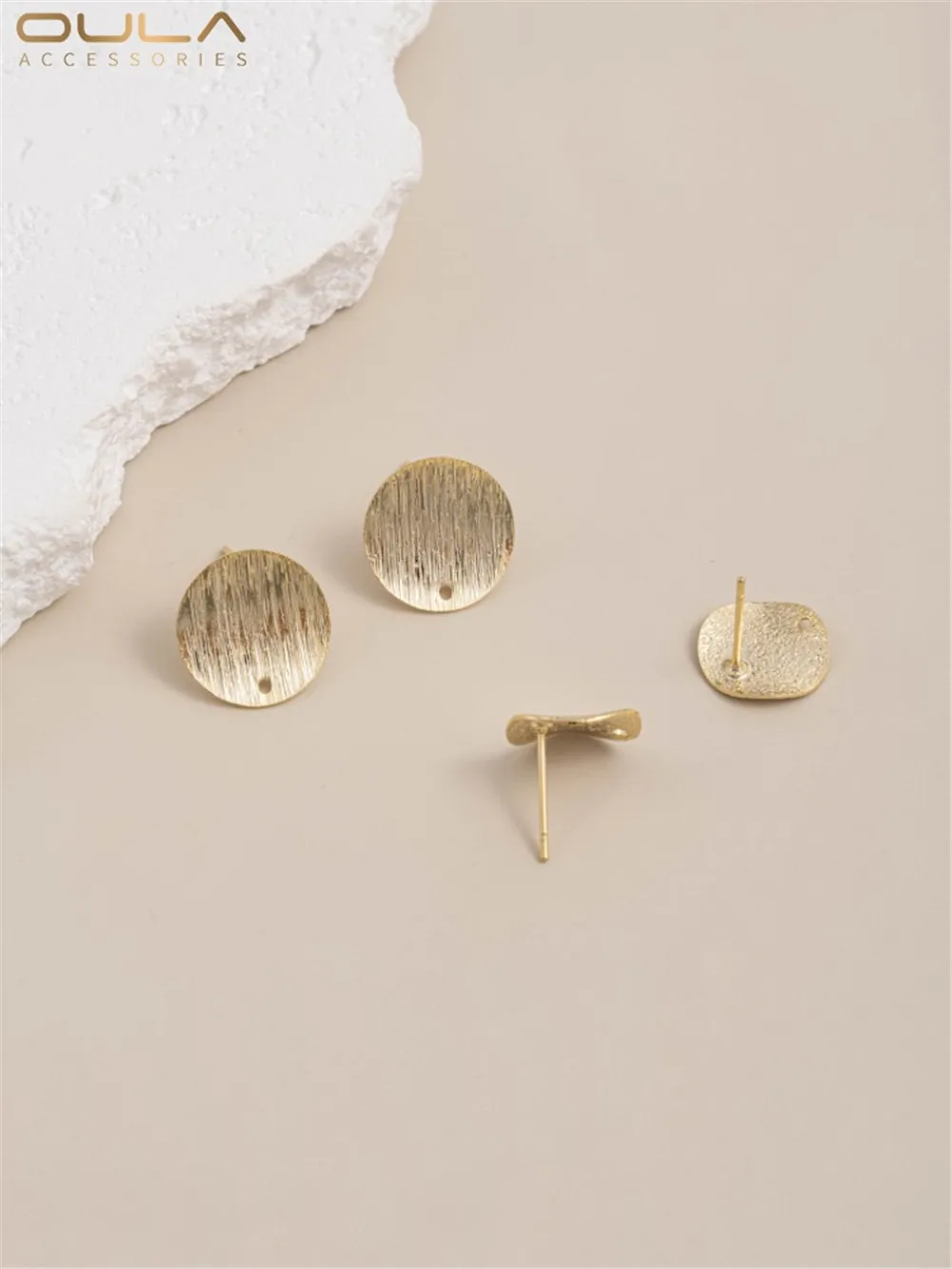 Вогнутые и выпуклые круглые серьги из светлого золота 14 карат с отверстием для