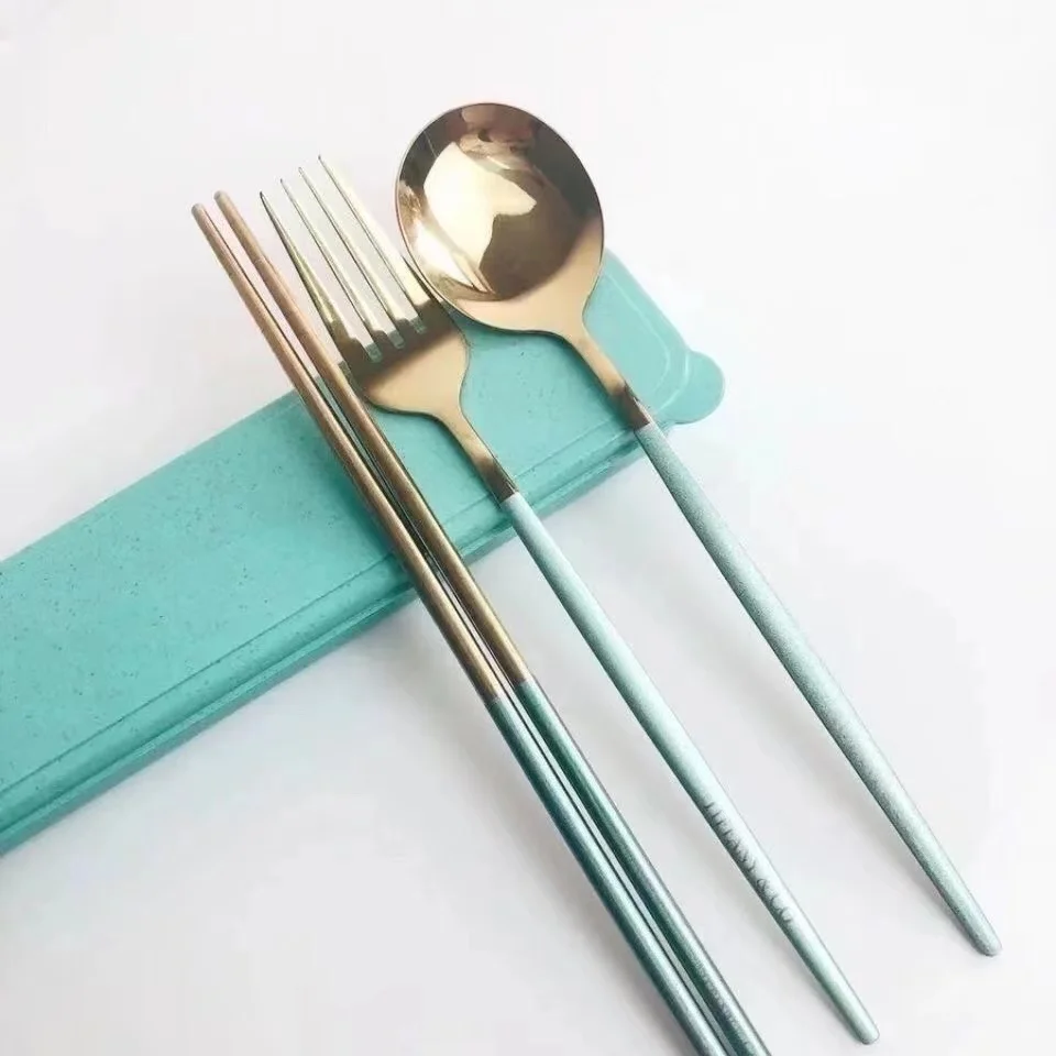 

Tif This simple and elegant set of spoons, forks and chopsticks is a three piece set