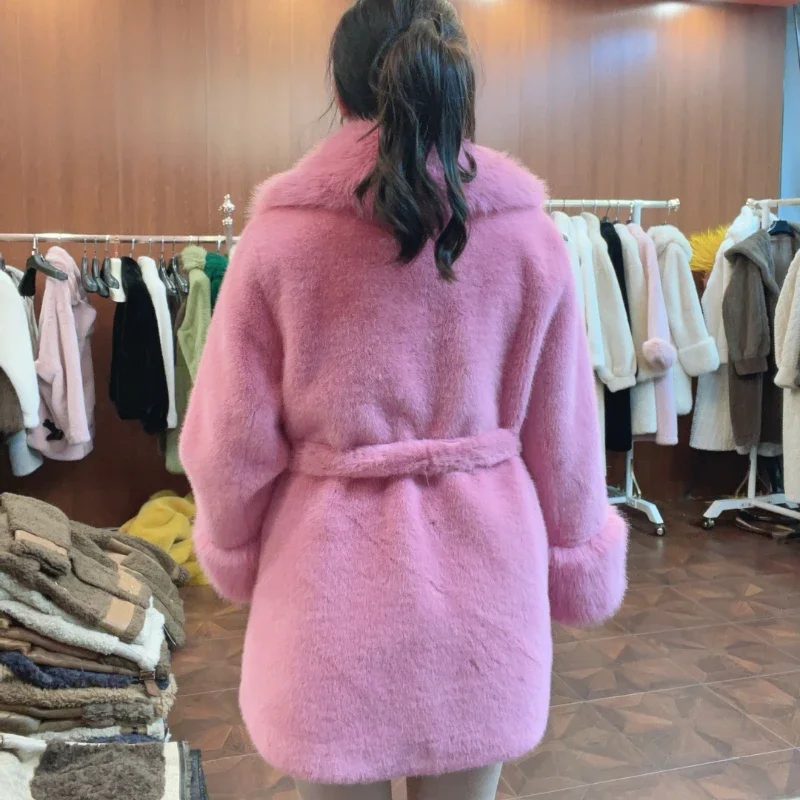 2024 осень и зима новое утягивающее меховое пальто средней длины с золотым