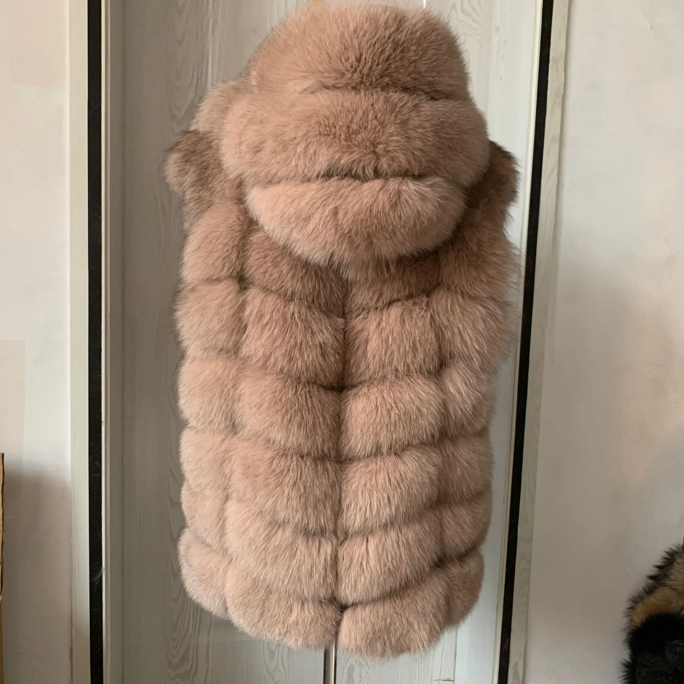 Женский меховой жилет с капюшоном теплая безрукавка из натурального меха енота