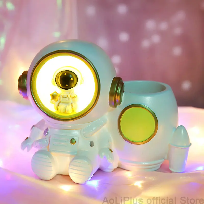 

Desk Astronaut Pen Holder Figurines With Lamp Ornaments Pen Bucket Storage for Decoration office Cosmonaut Statues Gift