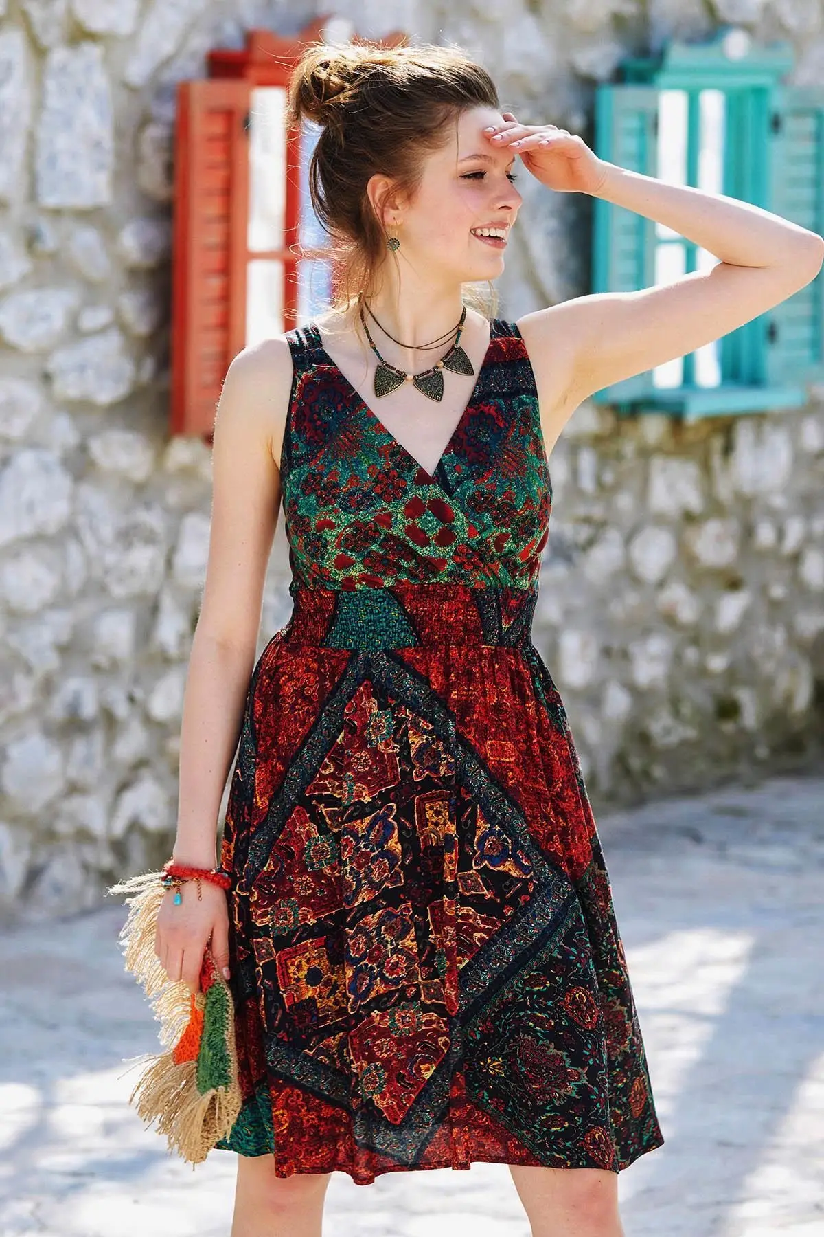 

Женское черное богемное короткое платье с лямкой на шее