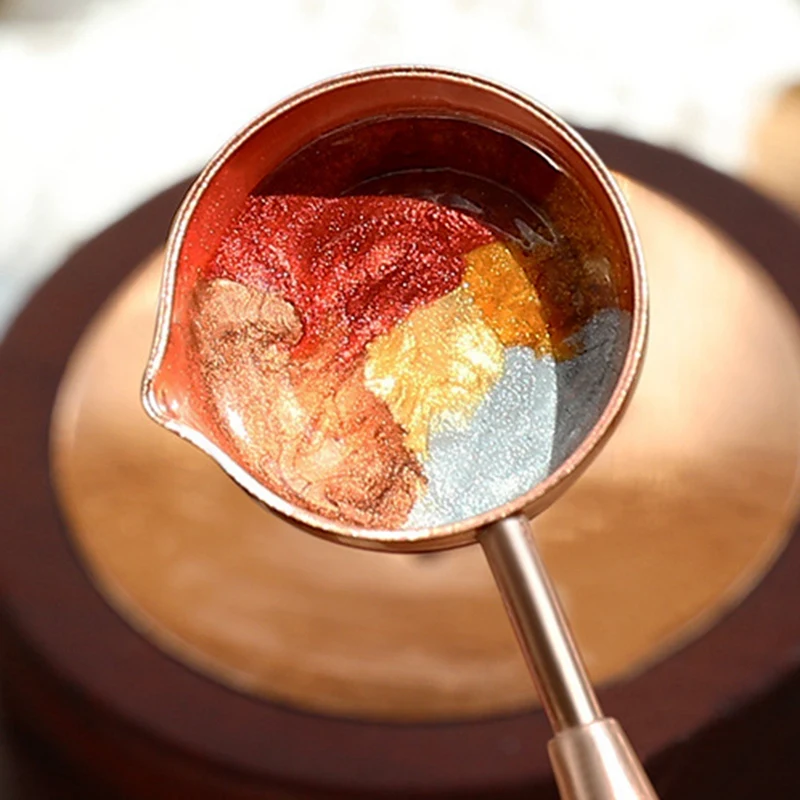 Плавка алюминия. Плавка бронзы. Расплавленное дерево. Формы для литья металла. Расплавленный воск для бровиста макро.