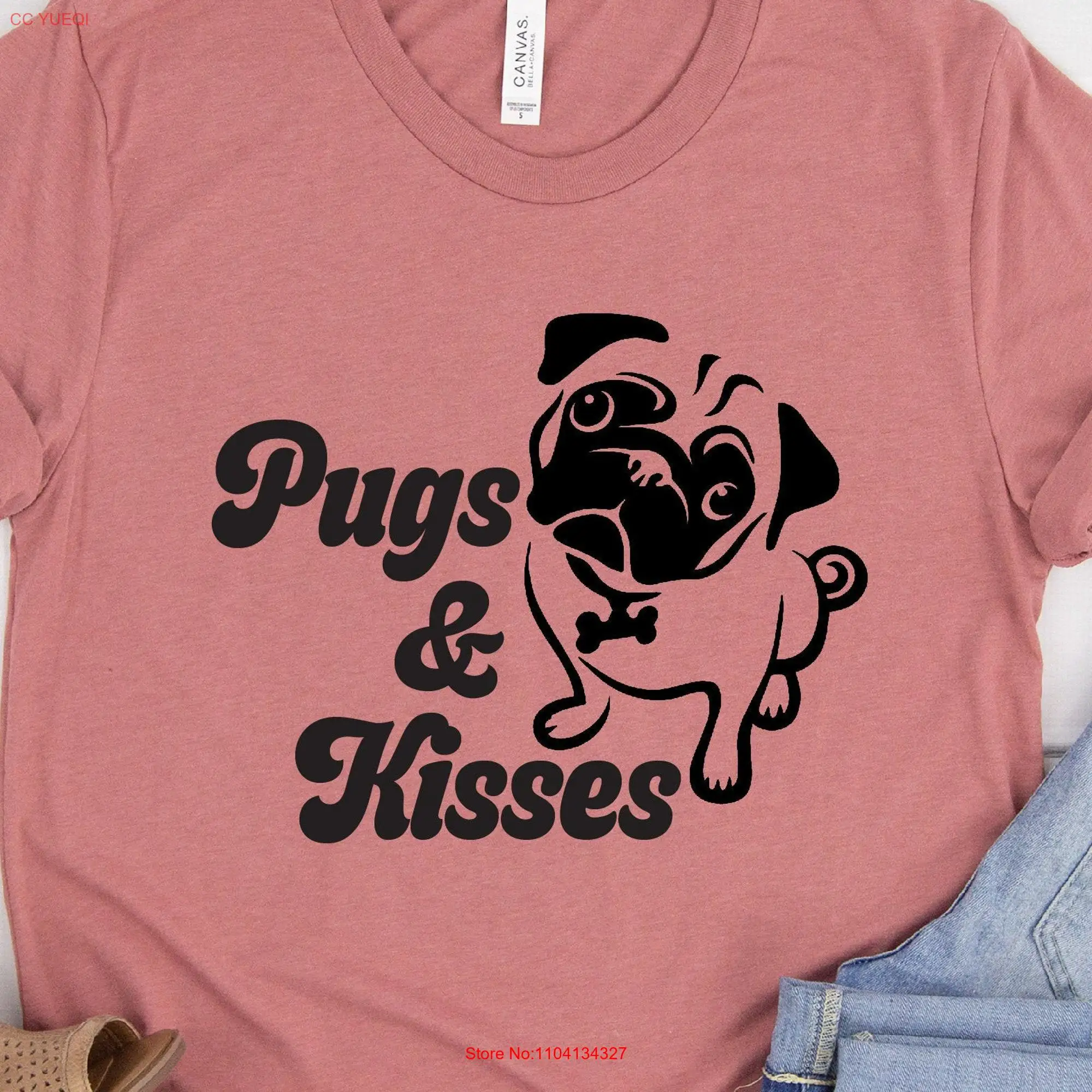 Футболка унисекс с изображением Мопсов и целуев собака влюбленная мама мопсы