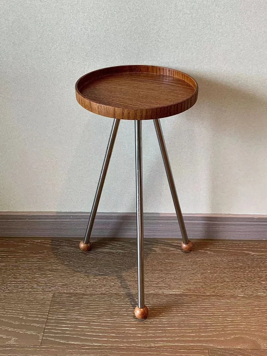 Средневековый журнальный столик из массива дерева с несколькими краями для