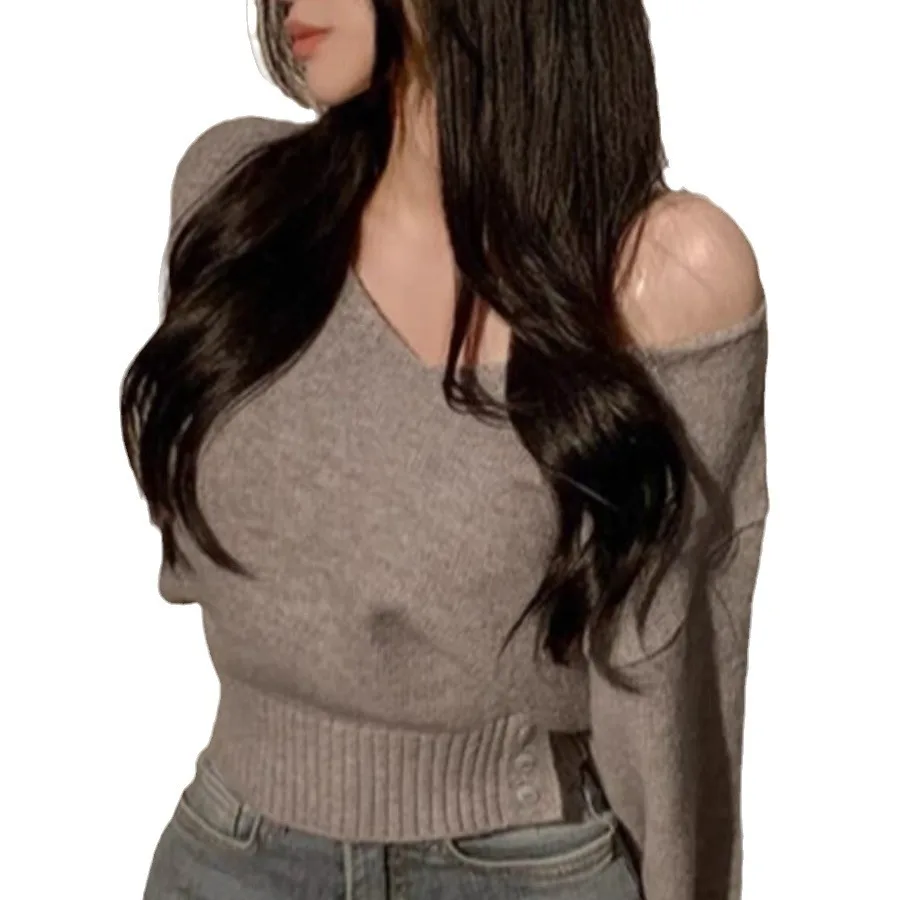 Женский вязаный пуловер с V-образным вырезом и пряжкой