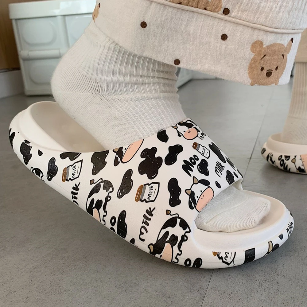 Zapatillas de casa con dibujos animados de vaca para mujer, zapatos de plataforma con estampado blanco y negro, suela gruesa suave para exteriores, Playa