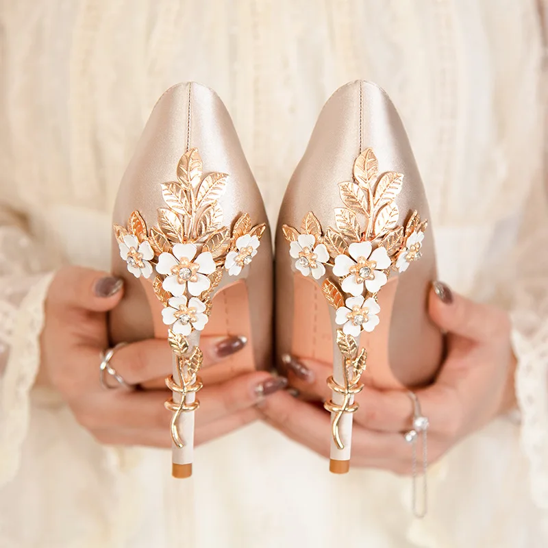 Light luxury sexy women's shoes, fashion metal flowers, stiletto heels, wedding shoes, pointed toe satin single shoes