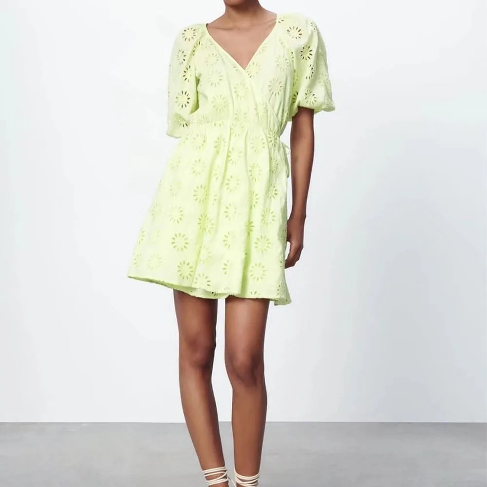 

2022 women's summer new hollow embroidery dress French slim V-neck puff sleeves temperament high waist skirt