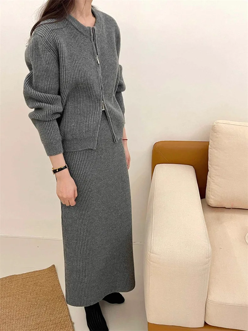 Женский трикотажный жакет с двойной молнией и круглым вырезом