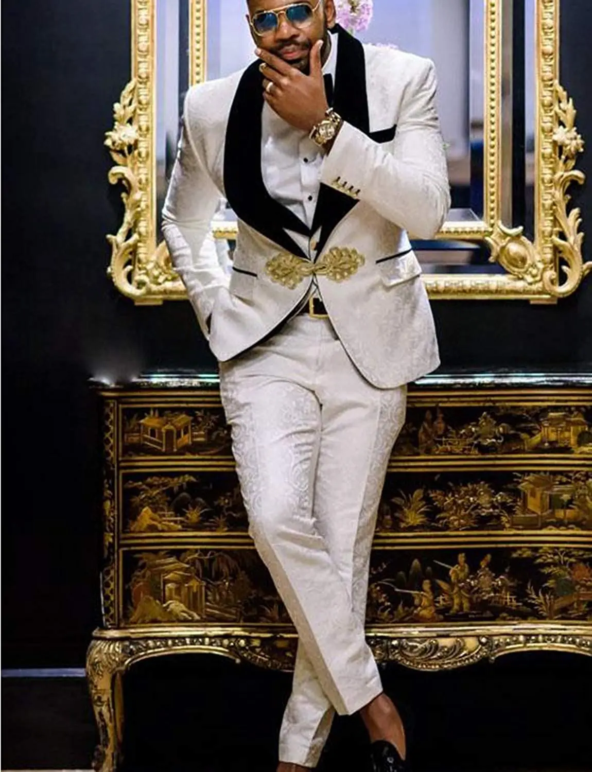 Рисунок 2 - Черный бархатный мужской костюм с лацканами