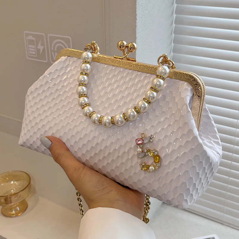 2023 Luxury Women French Minority Shoulder Bags Gold Crossbody Bags Fashion Pearl Chain Shell Clip Small Handbag Eveing Clutch