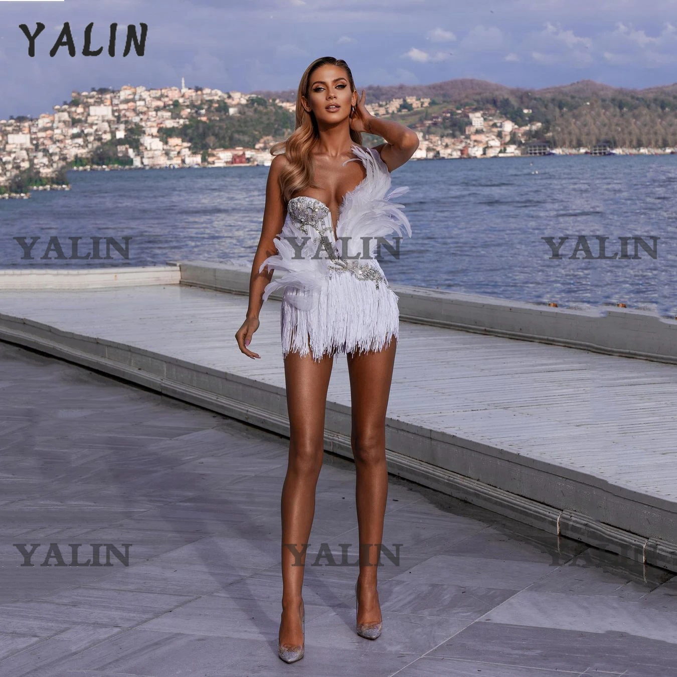 YALIN-Vestido corto de fiesta de cóctel con plumas blancas, minivestido Sexy con cuello en V profundo, Espalda descubierta, borlas y cristales, personalizado