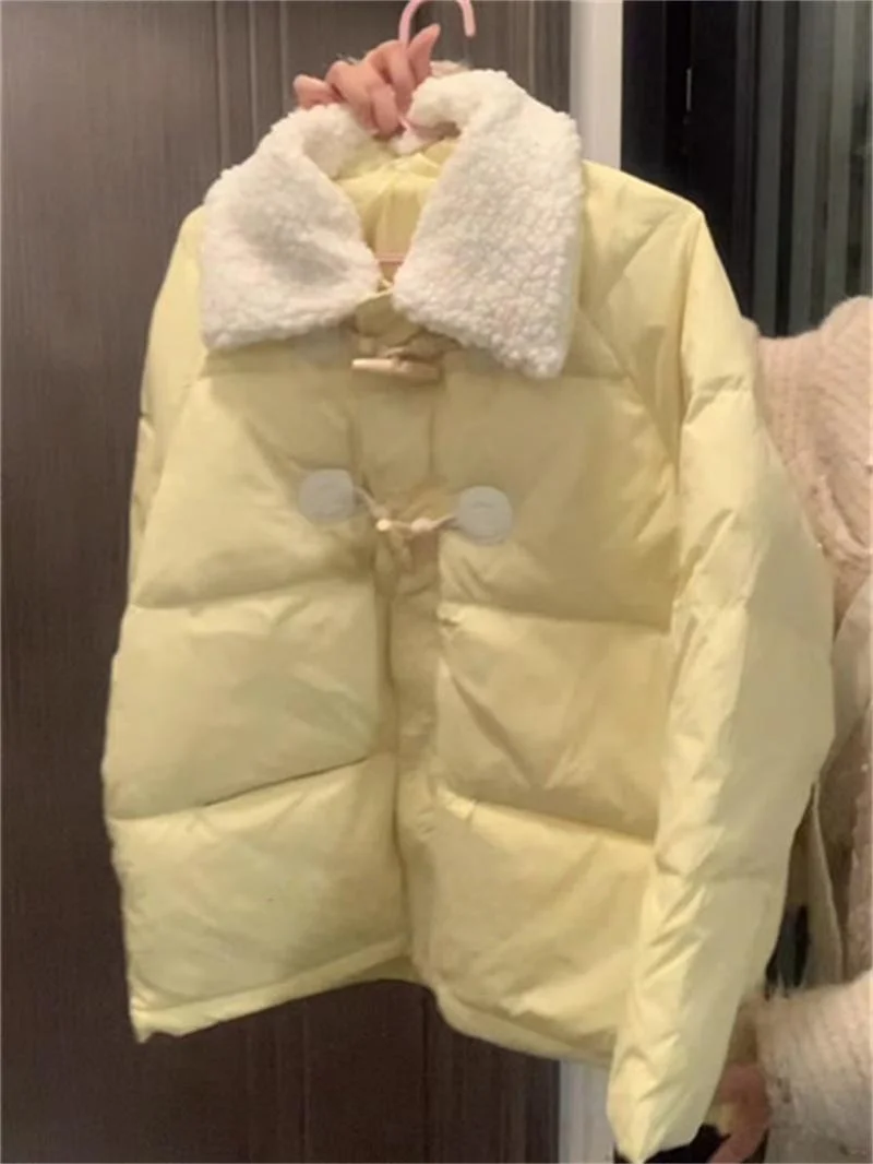 Молочно-желтое милое женское пальто на хлопковой подкладке с роговой пряжкой