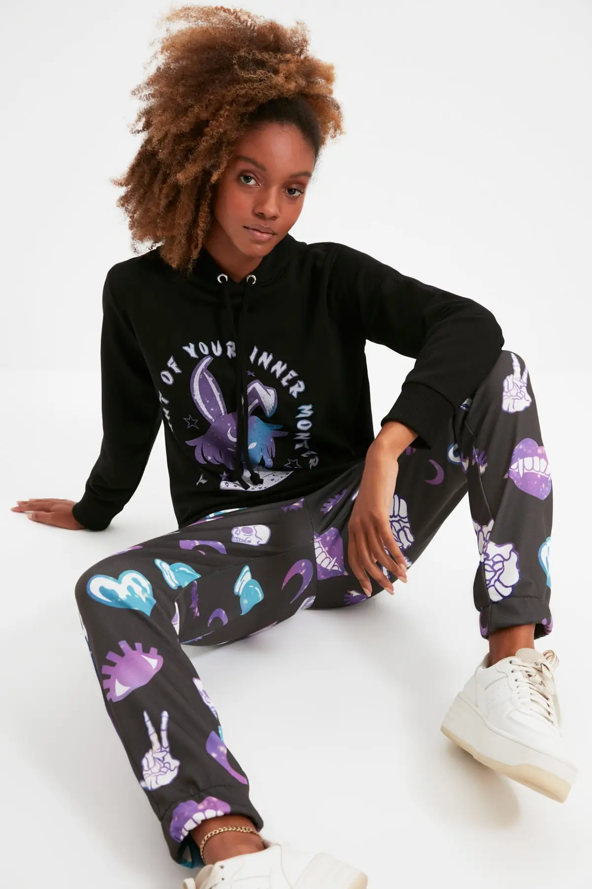

Trendyol Printed Basic Hooded Knitted Sweatshirt TWOAW22SW1900