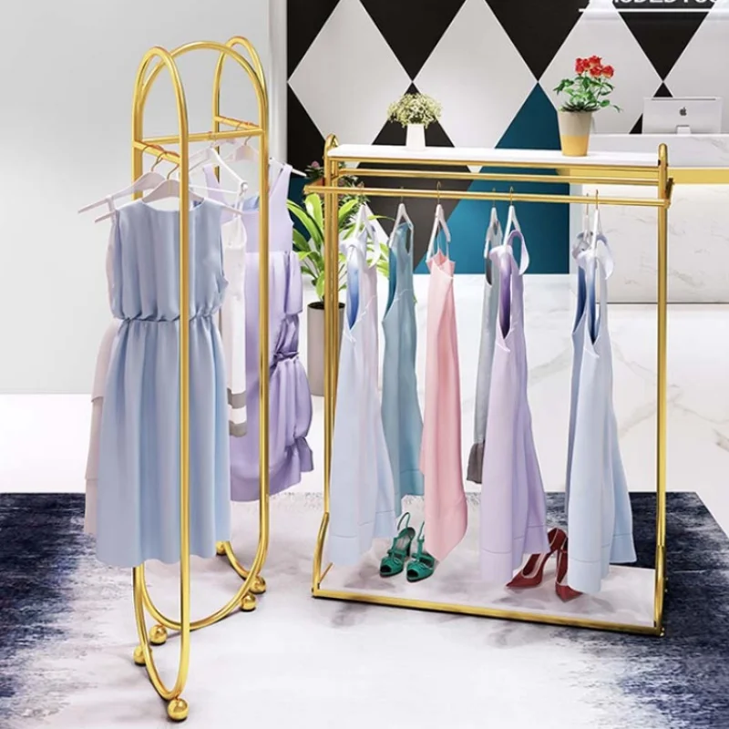 Под заказ деревянная витрина для магазина одежды