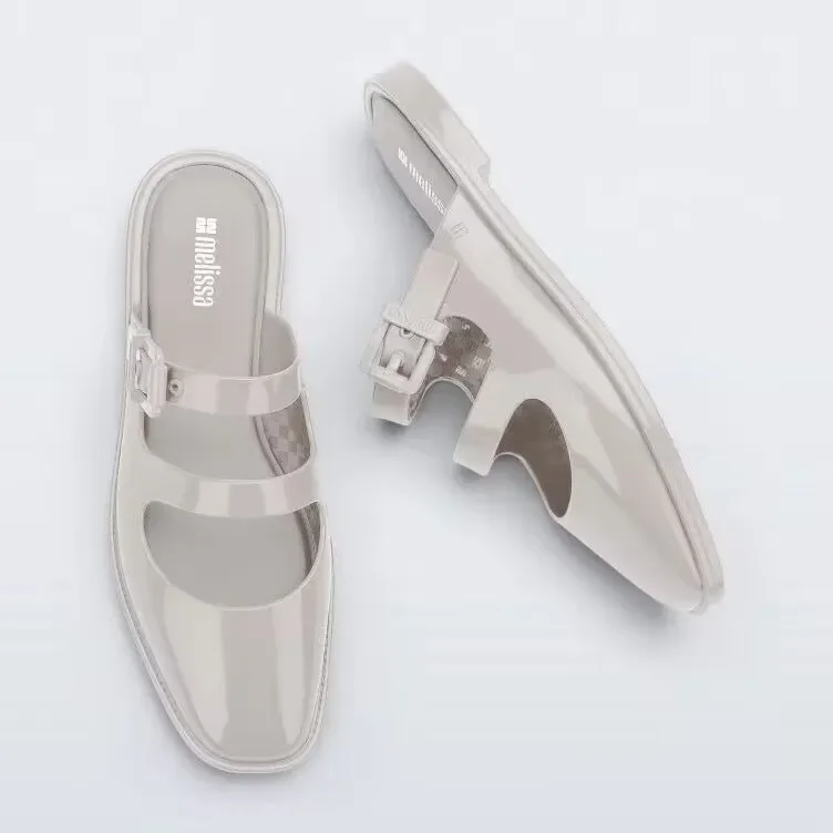 Фото Тапочки Мэри Джейн на низком каблуке Melissa, женские сандалии на плоской подошве, летние туфли-стринги без шнуровки с пряжкой и круглым носком, материал ПВХ №3