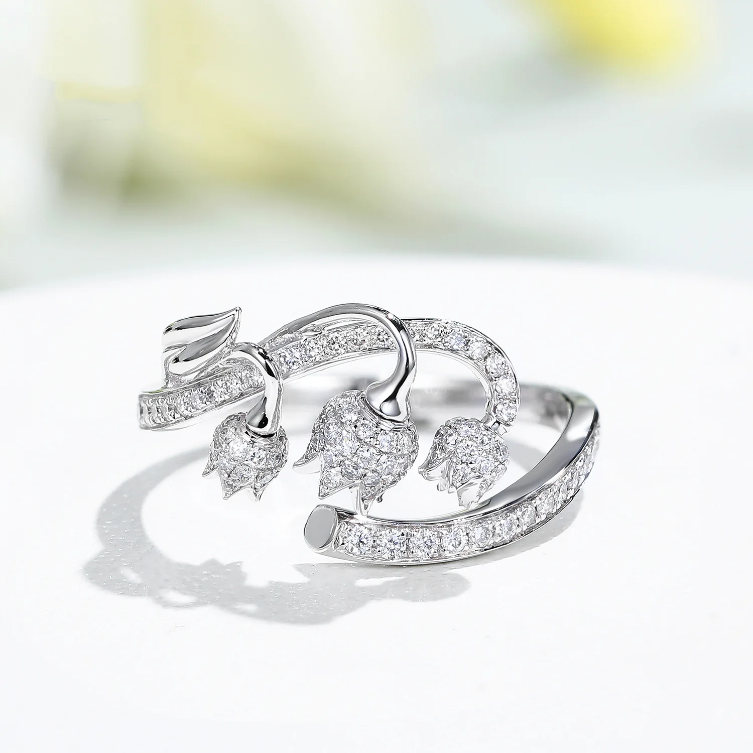 

Кольцо женское из серебра 925 пробы с белым цирконом