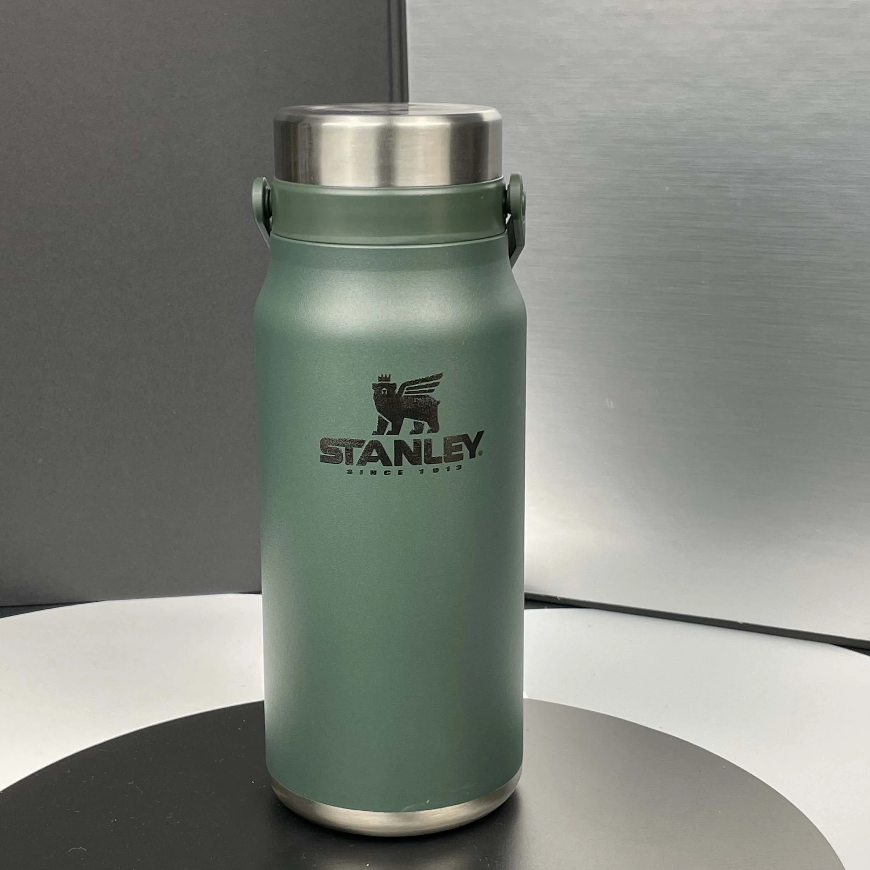 

Stanley Stainless Steel Fitness Portable Sports Pot Large Capacity Vacuum Insulated Cup Outdoor Handle Bicycle Water
