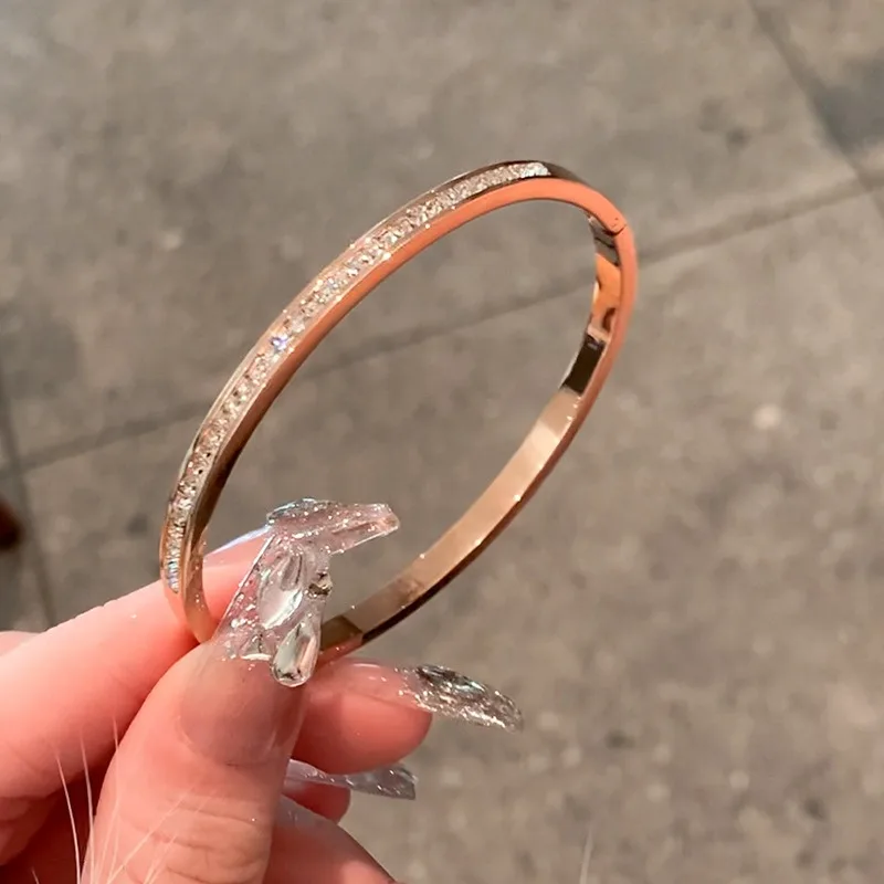 Классический квадратный браслет из искусственной стали