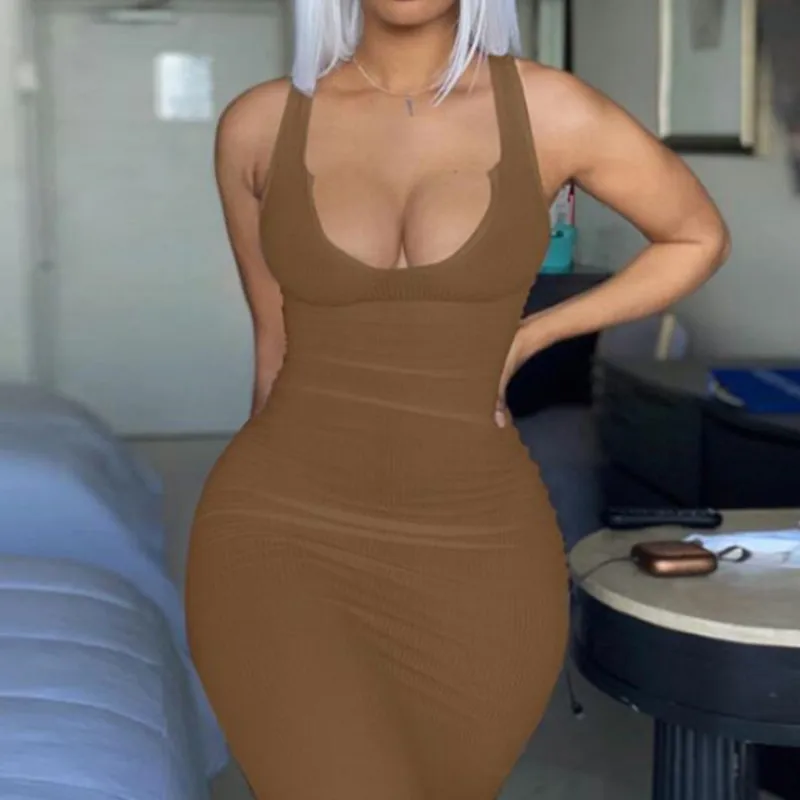 Женское трикотажное платье-миди в рубчик полоску с V-образным вырезом |