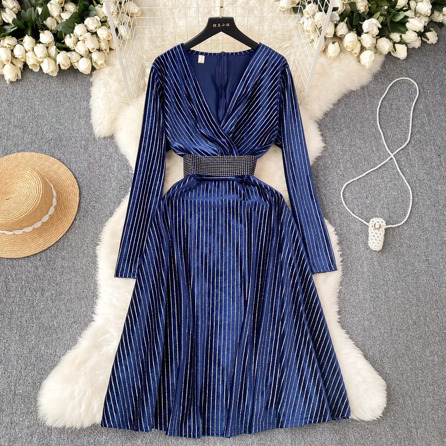 

Женское бархатное платье-трапеция с V-образным вырезом и длинным рукавом