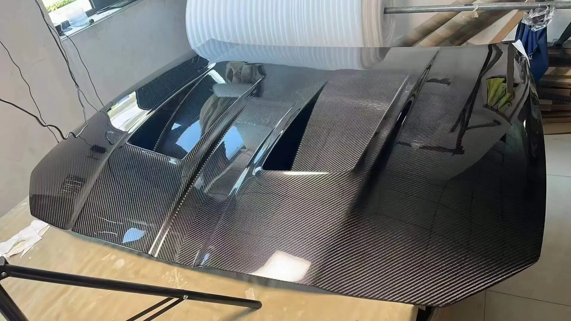 Крышка капота двигателя из сухого углеродного волокна для разработки данных