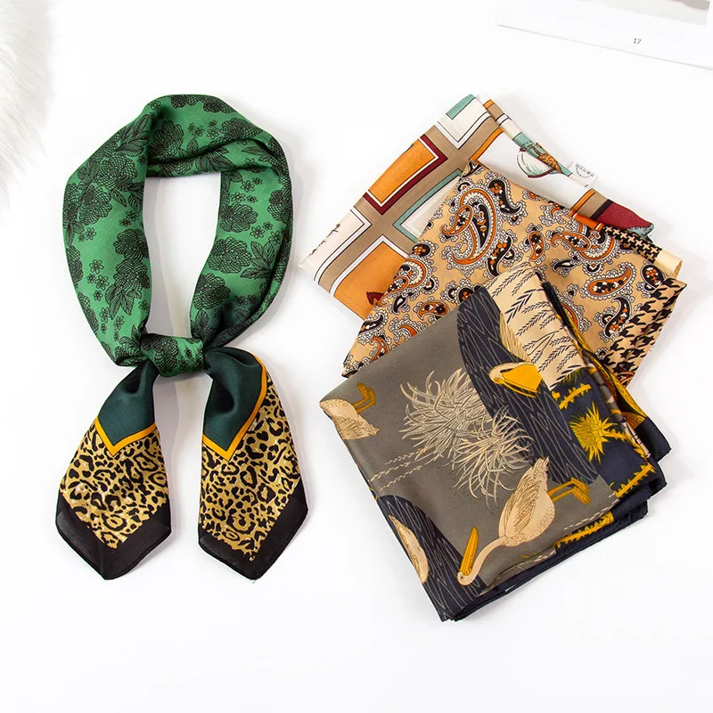 

2022 Spain Luxury Brand Square Silk Scarf Dark Green Leopard Floral Shawls and Wraps Pashmina Stole Hair Tie Headband 70*70Cm