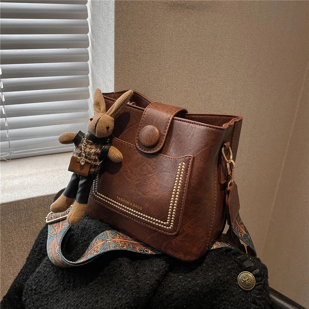 

Маленькие сумки-ведра через плечо с широким ремешком для женщин, новинка 2022, зимний трендовый винтажный дизайнерский кошелек на плечо, дамские сумочки